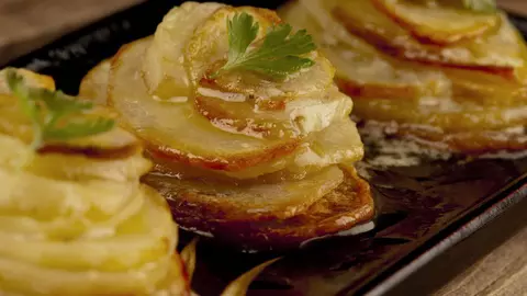 Cum să prepari cartofii într-un mod inedit: cartofi cu parmezan la cuptor