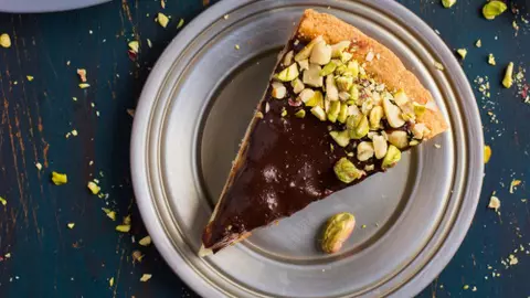 Tort cu fistic și glazură cu avocado