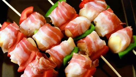 Pepene verde cu șuncă și brânză feta