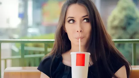 Ce se întâmplă în corpul nostru atunci când consumăm băuturi carbogazoase