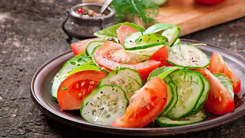 Combinații alimentare greșite: roșii cu castraveți