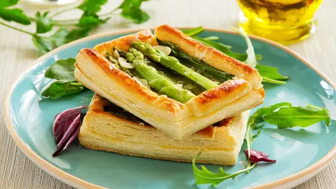 Tarte cu sparanghel și nuci de pin
