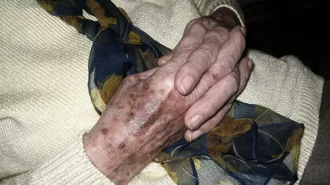 Era rușinată de mâinile ei urâte. Manichiurista i-a dat un răspuns care a devenit viral