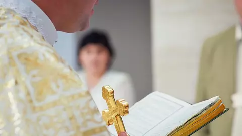 Sfeştania curăţeşte sufletele şi casele românilor