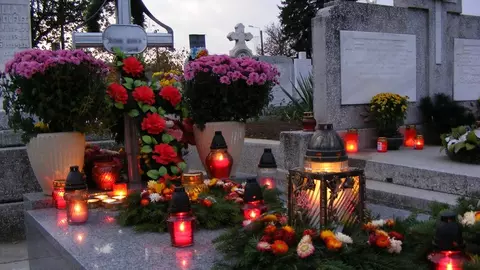 Pe 1 noiembrie, catolicii sărbătoresc Ziua morţilor sau Luminaţia