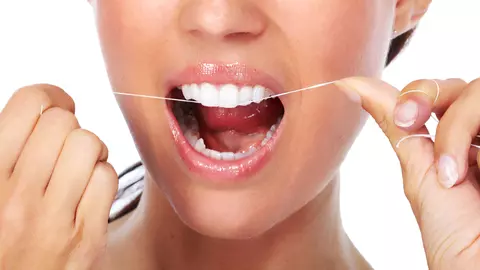 Ața dentară și periuța interdentară – cine și cum trebuie să le folosească?