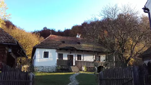 Prințul Charles și casele sale de oaspeți de la Valea Zălanului