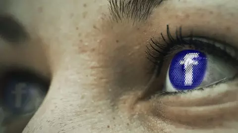 Cum să nu picaţi în plasa reţelelor de socializare de sărbătorile de iarnă