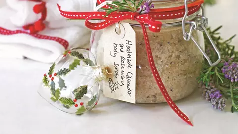 Dăruieşte de Crăciun un kit de relaxare cu scrub pentru corp şi pernă parfumată