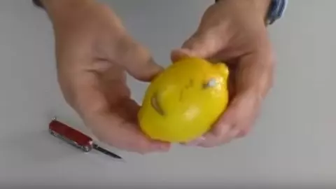 Ce poţi face cu o lămâie, un cui şi o monedă