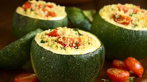 Zucchini umpluţi cu legume şi cuşcuş