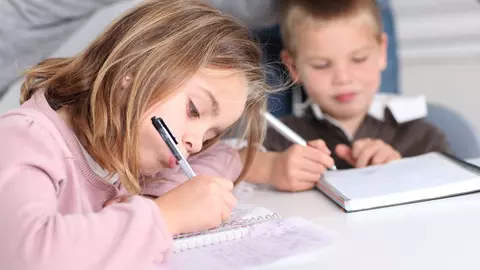 Cât de mult mai contează scrisul de mână și caligrafia școlarilor