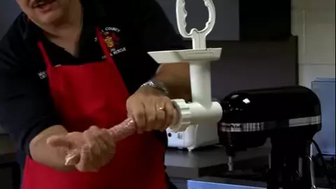 Tehnica pe care nu o știai până acum! Cum să faci cârnații de Crăciun mai ușor