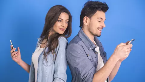 Pericolul neștiut din spatele telefonul mobil. Sfaturile care îți salvează sănătatea