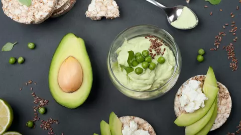 Cum să faci acasă unt de avocado. Este o rețetă simplă de post, gustoasă și hrănitoare
