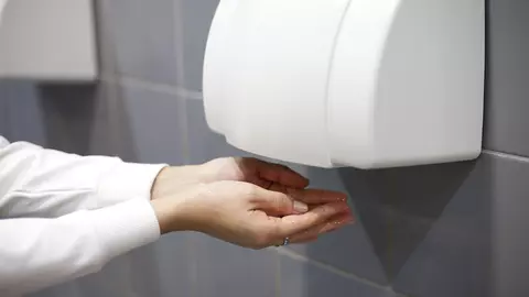 După ce vei citi asta, nu vei mai folosi NICIODATĂ uscătoarele de mâini din toaletele publice