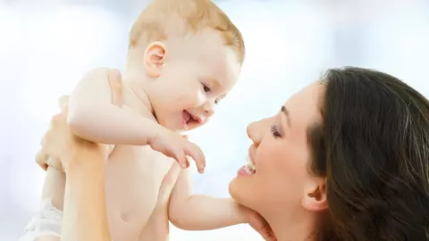 Cei care se întorc mai repede la muncă după ce au devenit părinți vor primi mai mulți bani de la stat