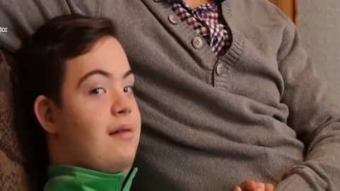 Caz fără precedent! Doi profesori și șase părinţi, acuzaţi de discriminarea a unui băiat diagnosticat cu sindrom Down