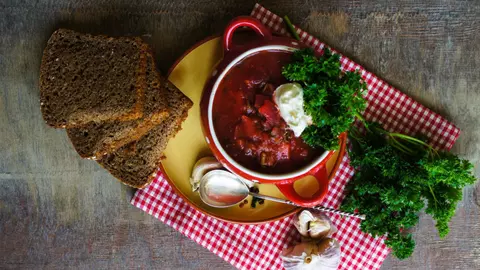 Borş ucrainean cu sfeclă roşie şi carne de vită