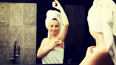 Cum să-ți faci acasă cel mai bun deodorant natural? Vei scăpa de mirosuri și urme inestetice ce transpirație pe haine