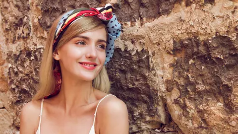 3 moduri chic de a purta o eșarfă pe cap