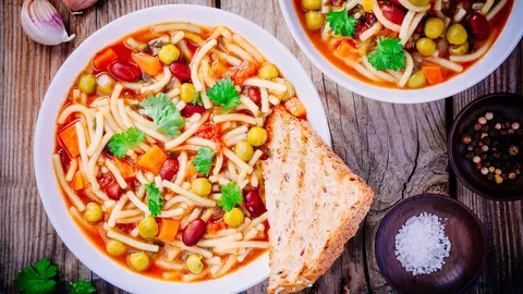 Răsfaţă-te cu o porţie caldă de minestrone