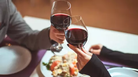Savurează un pahar pe zi! Vinul roșu te ferește de CANCER