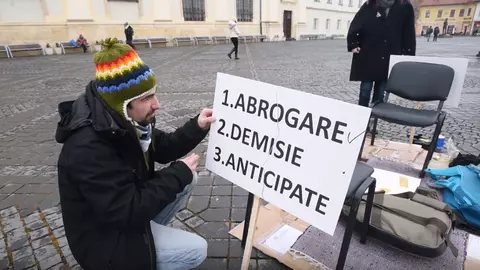 Și-a mutat sala de repetiții în piața unde protestează: ”Pașnic și cinstit cer demisia acestui guvern”