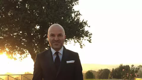 Face senzație la TV în fiecare seară, dar puțini știu că e căsătorit! Cum arată soția lui Dan Capatos?