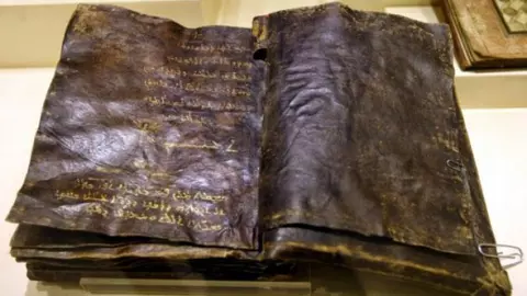 Descoperirea care a șocat Biserica! De ce a fost ascunsă o Biblie timp de peste 2000 de ani