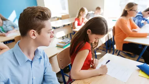 Farsă pentru elevii care au susținut simularea evaluării naționale. Tentativele de copiat au fost demascate