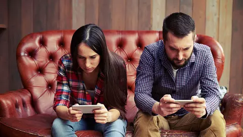 Dependența de telefoanele mobile crește riscul de depresie și anxietate. Uite de ce