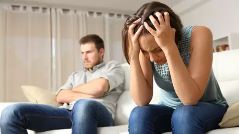Cum să treci peste o despărțire. Cele 5 etape ale unei dezamăgiri în dragoste