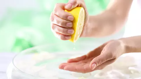 Pune suc de lămâie la microunde timp de 3 minute! Este uluitor ce vei observa