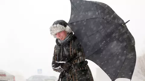 Atenție! Se întorc ninsorile în luna martie și bate vântul în toată țara!