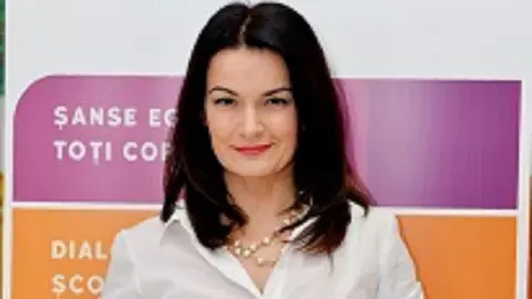Cum simulăm că facem educație?