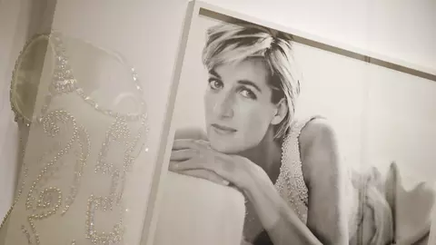 Stilul vestimentar al Prințesei Diana este din nou la modă. Nu trebuie să îți lipsească aceste haine din șifonier
