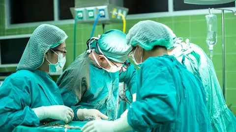 Vești bune pentru medici! Salariul unui rezident din anul I s-ar putea mări la 4.400 de lei