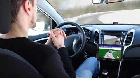 Sunt mașinile cu pilot automat mai sigure decât cele obișnuite? Specialiștii au dat verdictul