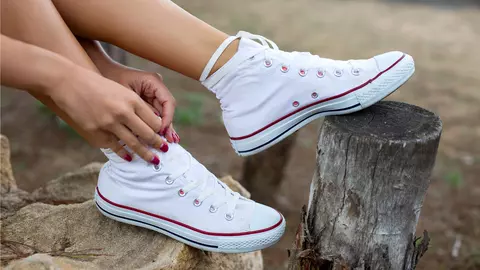 Cum curățăm pantofii sport de culoare albă acasă?