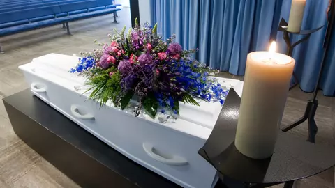 O persoană a murit fără lumânare? Iată ce trebuie să faci pentru ea