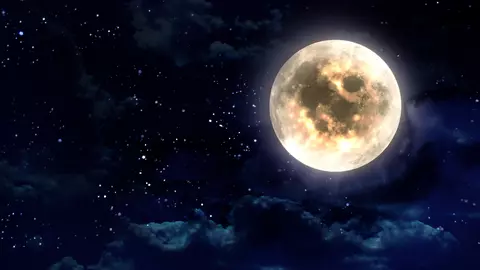 Luna Plină va afecta multe zodii! Peștii trec prin crize de gelozie, iar Berbecii fac sacrificii în carieră