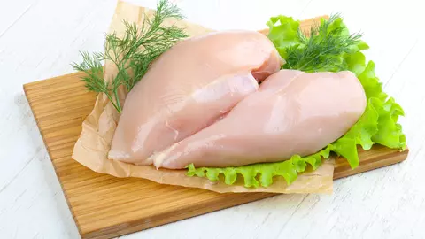 De ce pieptul de pui are o linie albă? Explicația este terifiantă