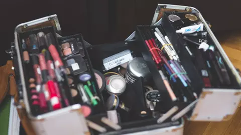 Cât timp poți folosi produsele de make-up pe care le ai în portfard