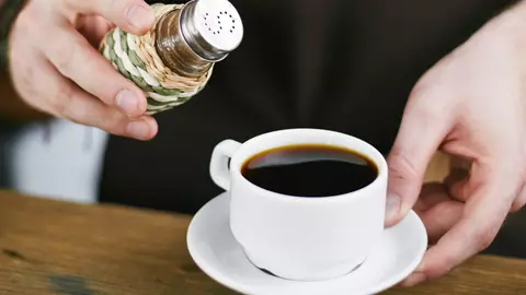 Motivul pentru care ar trebui să adaugi sare în cafea și nu zahăr