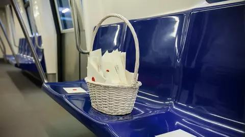 Călătorii de la metrou vor avea o surpriză! Sute de scrisori caligrafiate, lăsate pe scaune pentru a aduce zâmbete