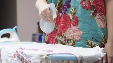 Cum să întinzi hainele șifonate cu ajutorul unui spray preparat în casă?