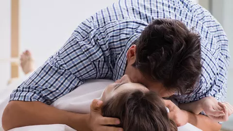 Ritualul șocant pe care îl fac românii la înmormântări! Legea creştină interzice aceste obiceiuri păgâne