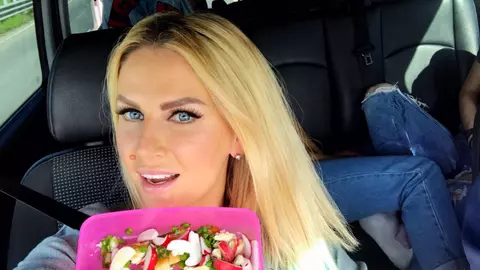 Andreea Banică nu mai scapă de kilogramele în plus după ce a născut! A dezvăluit ce dietă ține
