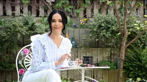 Andreea Marin s-a pozat fără pic de machiaj. Uite cum arată vedeta